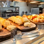 Salgados com boa saída e pouco lucro? Veja 3 ajustes simples na cozinha que aumentam a margem sem subir o preço no seu negócio de alimentos.